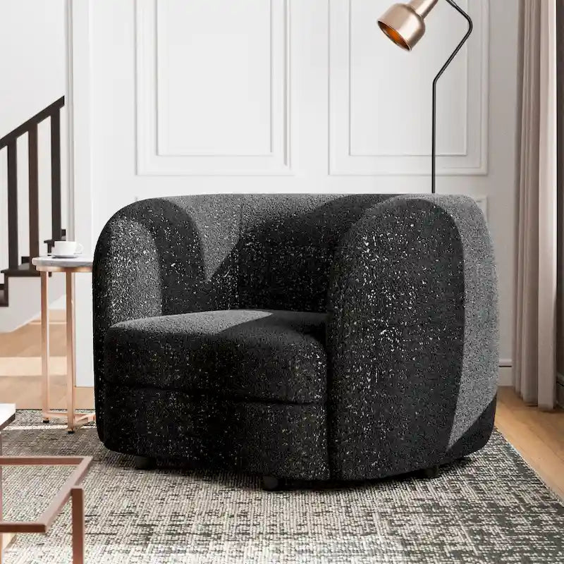 Poltrona moderna in bouclé con braccioli curvi, seduta a rene e gambe rotonde in legno