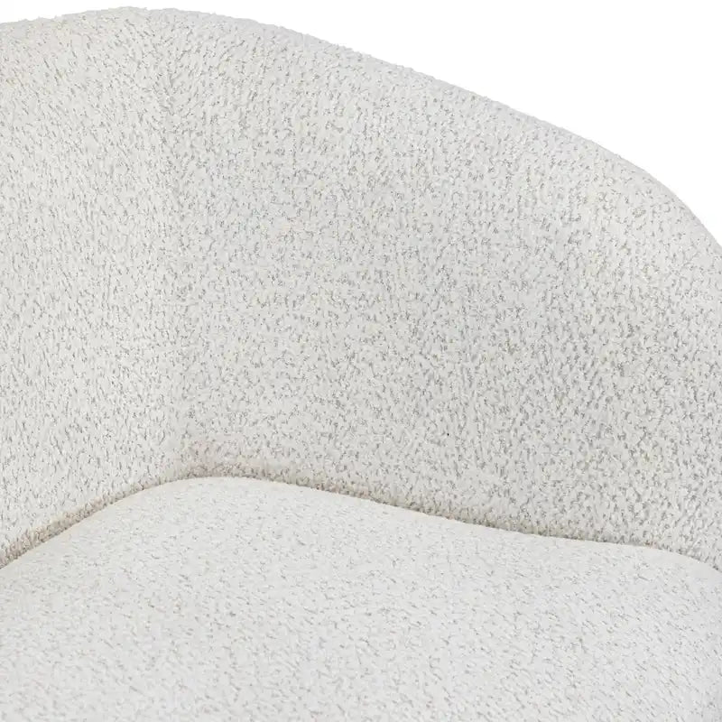 Poltrona moderna in bouclé con braccioli curvi, seduta a rene e gambe rotonde in legno