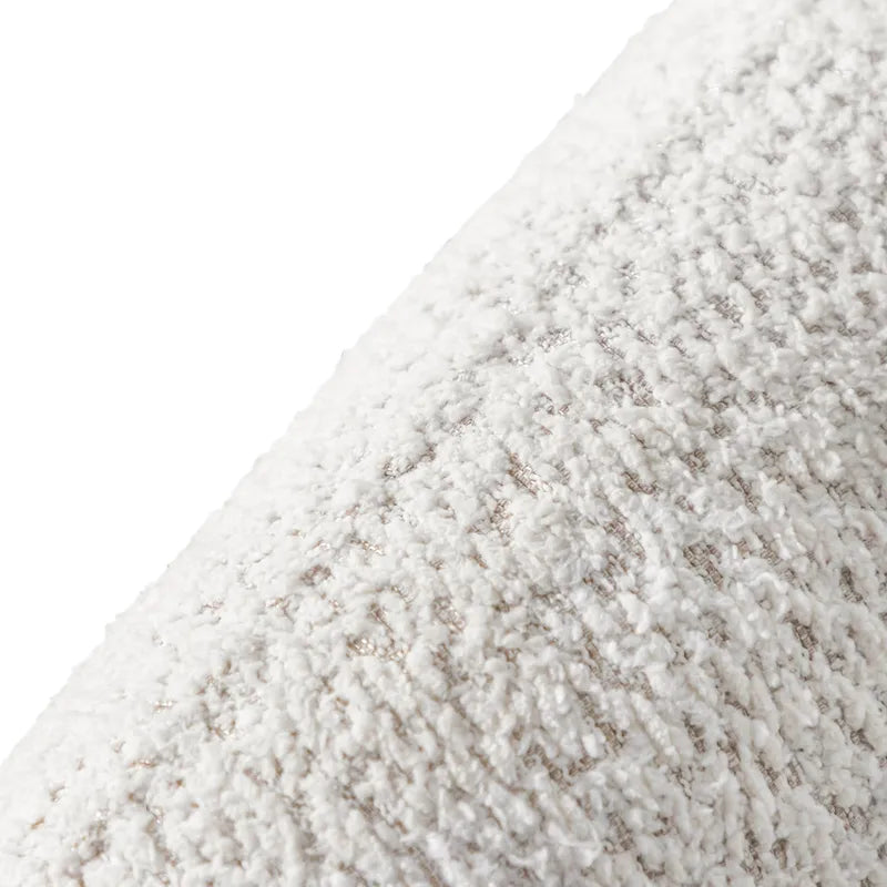 Poltrona moderna in bouclé con braccioli curvi, seduta a rene e gambe rotonde in legno